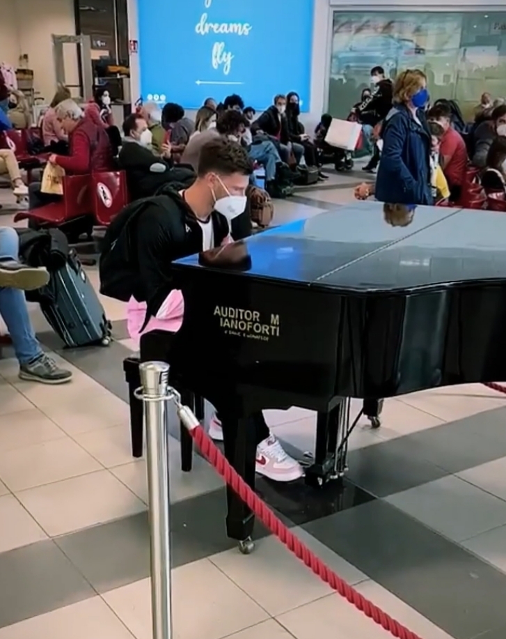 VIDEO il rosanero Perrotta suona il pianoforte all'aeroporto di