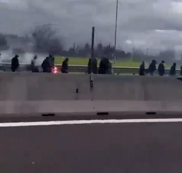 SCONTRI TRA TIFOSI NELL'AUTOSOLE VICINO AREZZO, UN FERITO