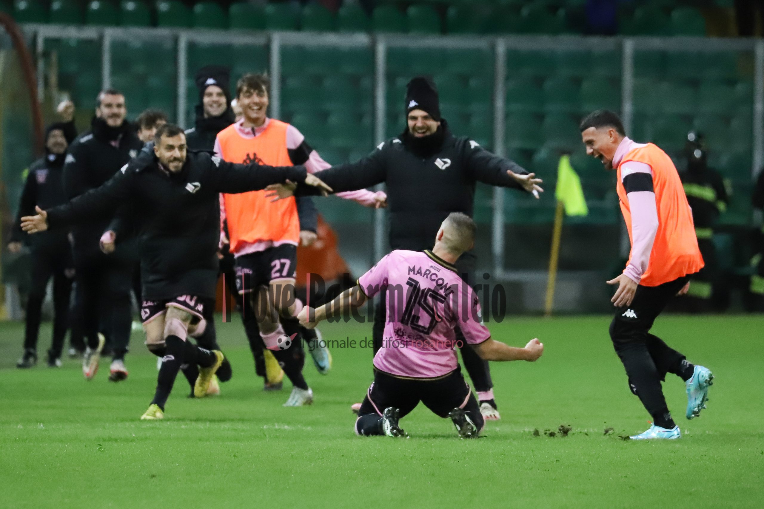 Serie B Palermo Bari 1-0 (119) marconi bettella esultanza