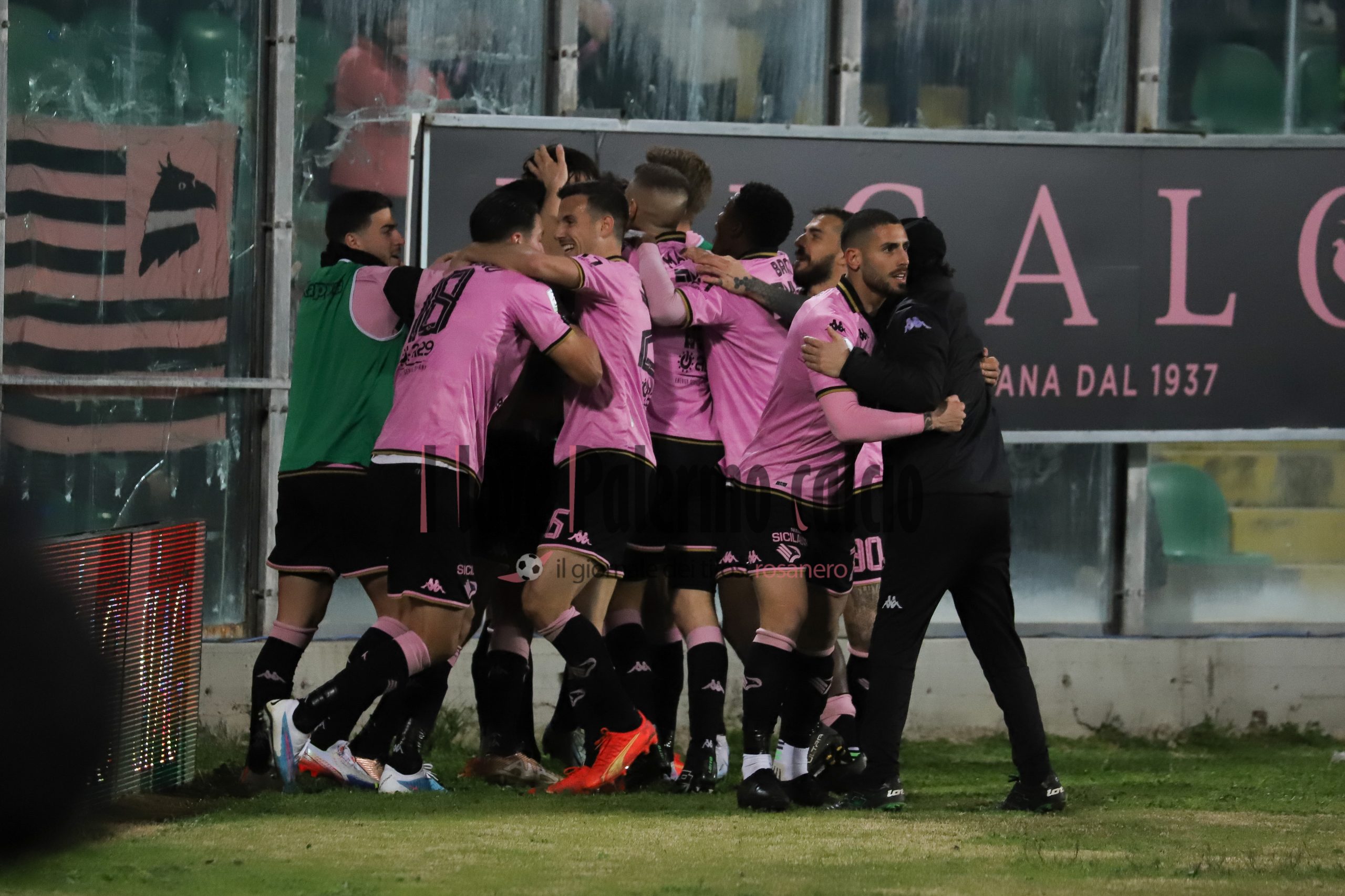 palermo reggina 2-1 (144) squadra esulta gol soleri
