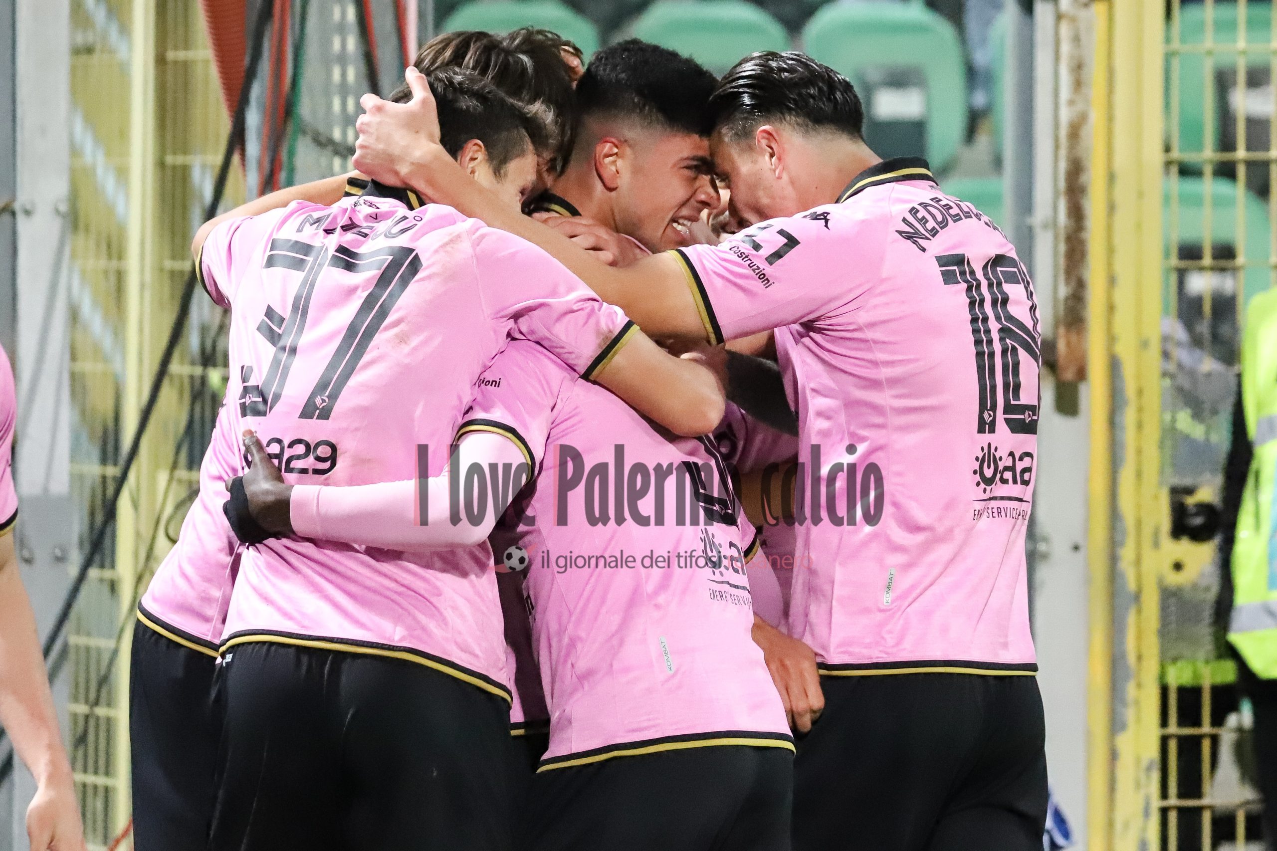 Serie B Palermo-Modena 5-2 (10) aurelio gol nedelcearu squadra esulta