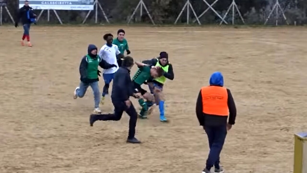 arbitro picchiato