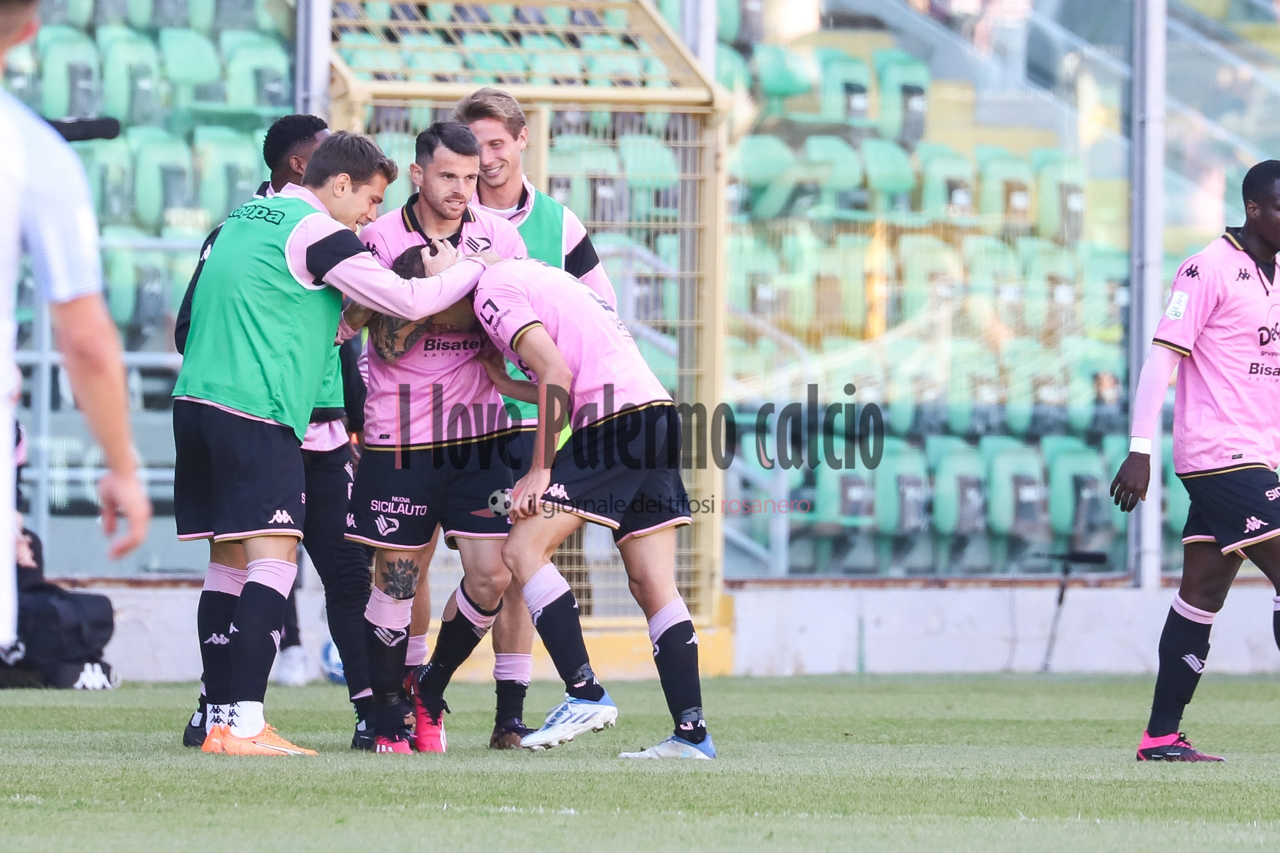 Palermo-Benevento Serie B 1-1 (107) gol sala esultanza squadra