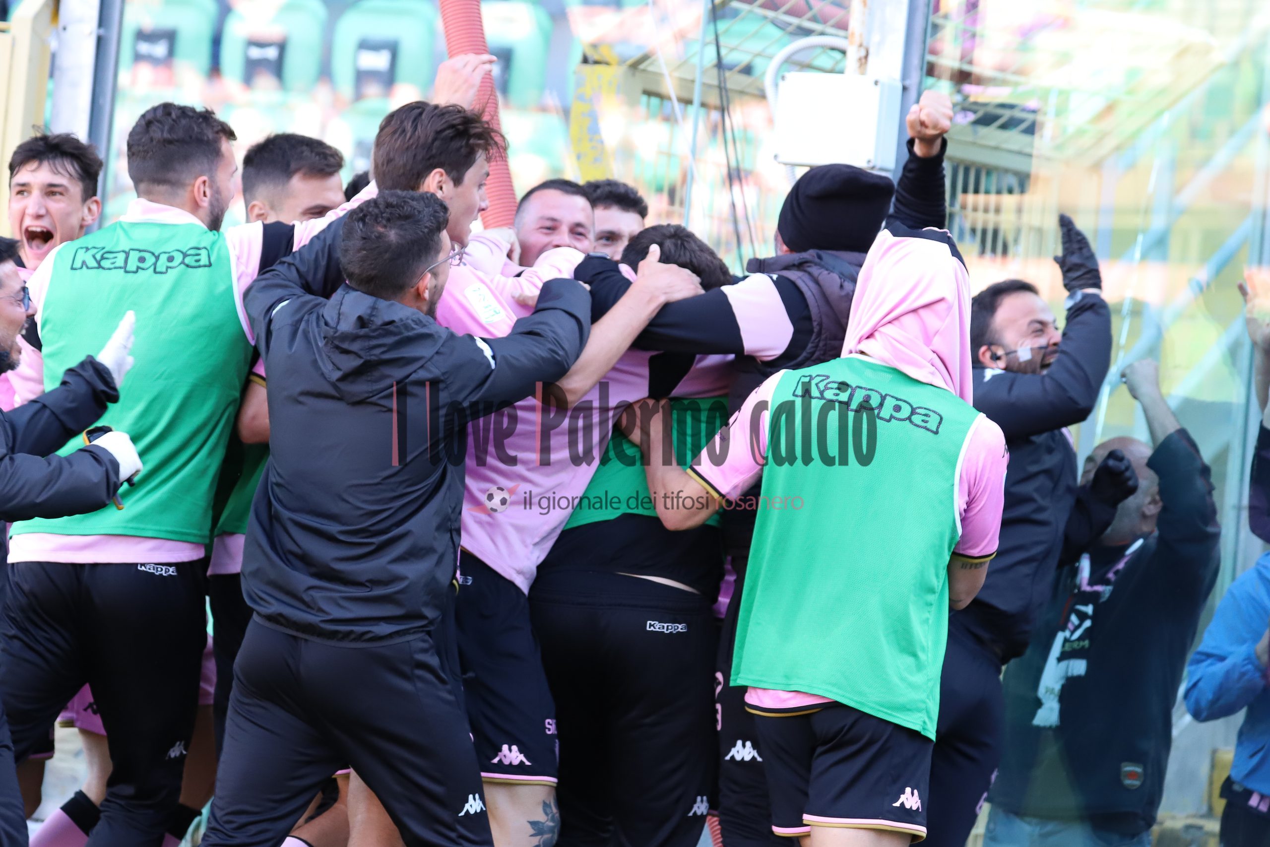 Palermo-Benevento Serie B 1-1 (56) esultanza squadra  gol annullato