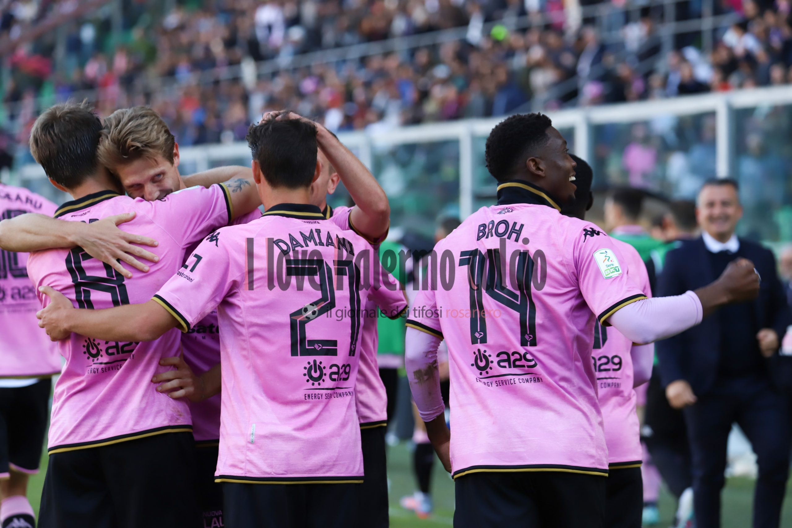 Palermo-Benevento Serie B 1-1 (65) squadra esulta gol annullato broh
