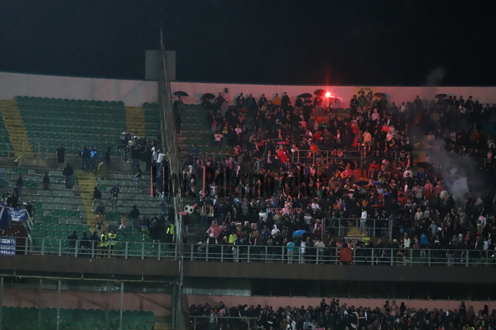 palermo brescia 2-2 B (85) tifosi brescia fumoggeno