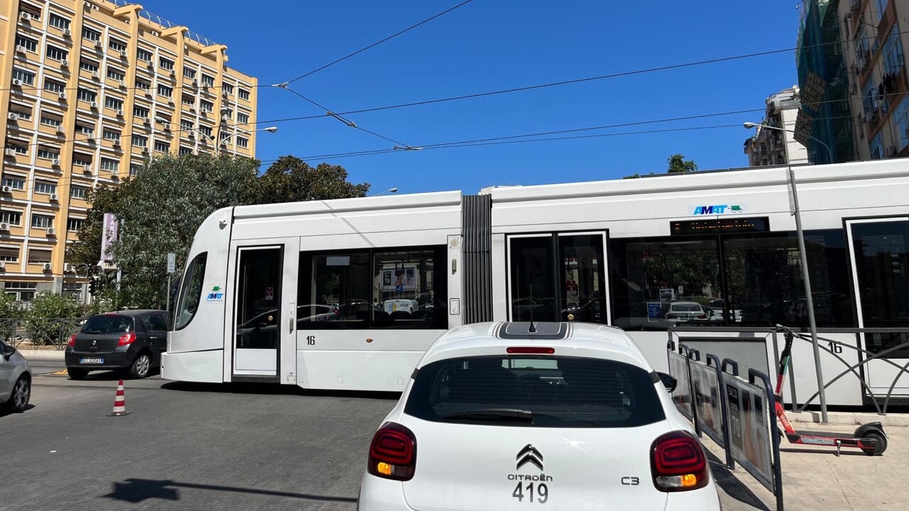incidente tram via notarbartolo