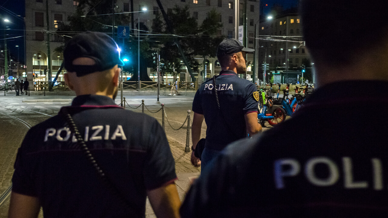 polizia_notte_navigli_lapresse