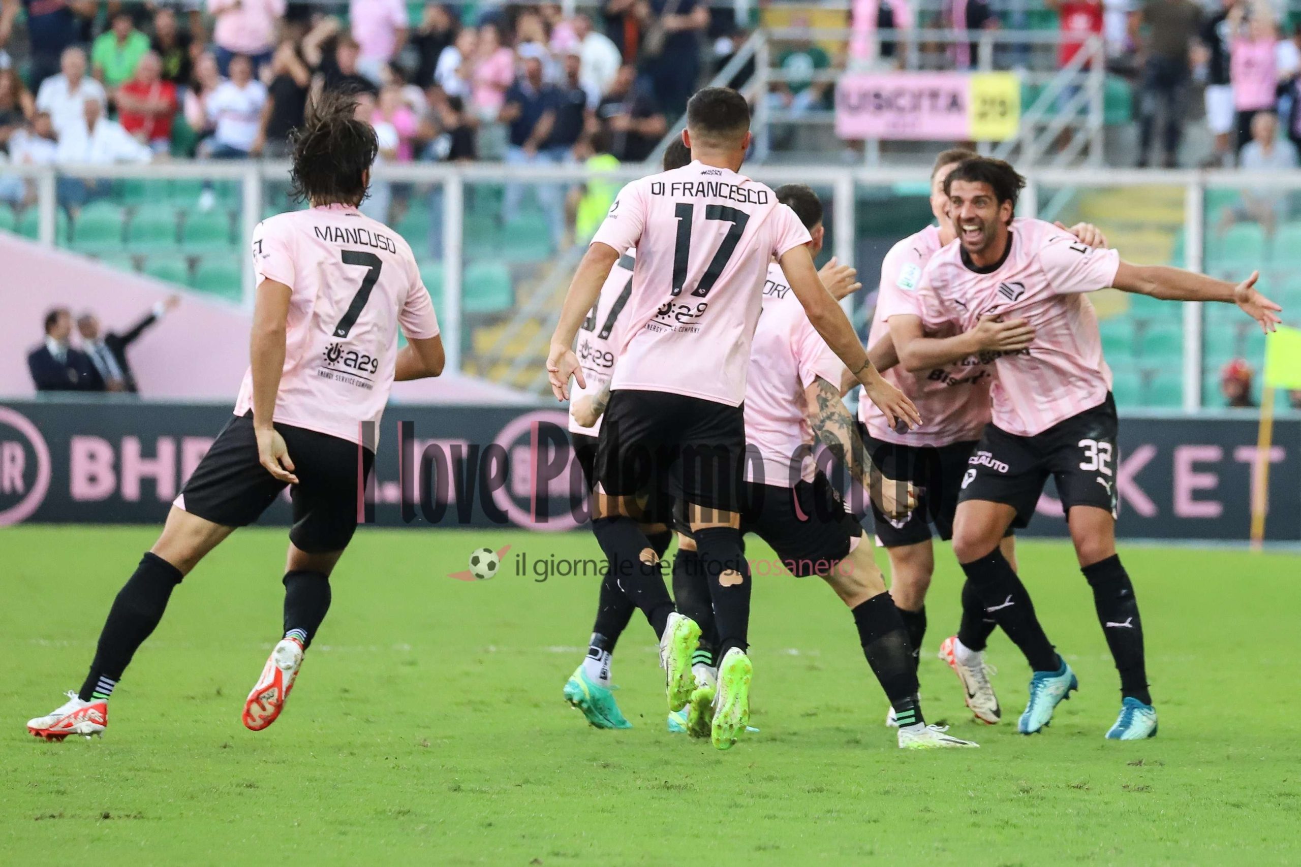 Serie B Palermo-Sudtirol 2-1 (93) squadra esulta gol ceccaroni