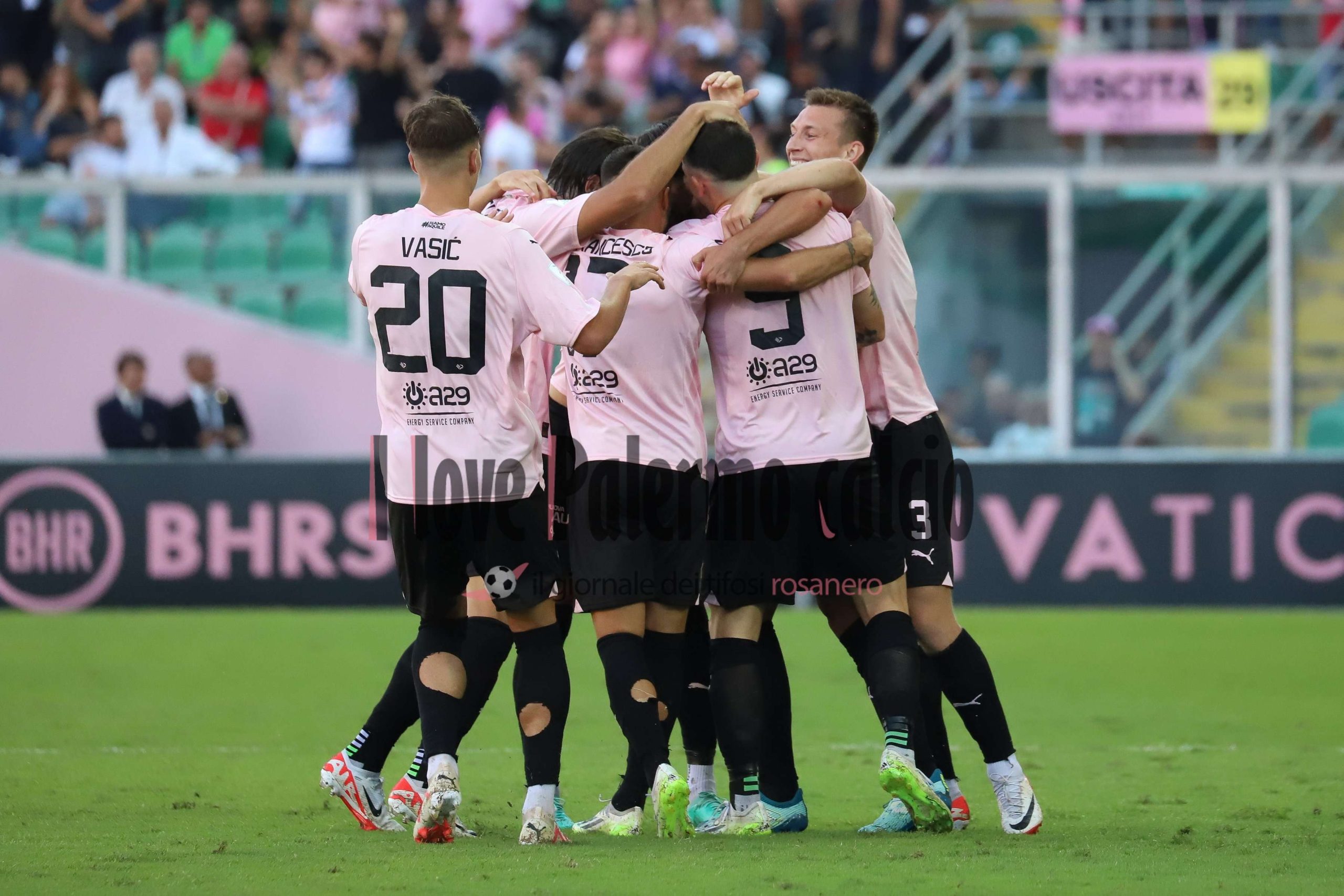 Serie B Palermo-Sudtirol 2-1 (95) squadra esulta gol ceccaroni