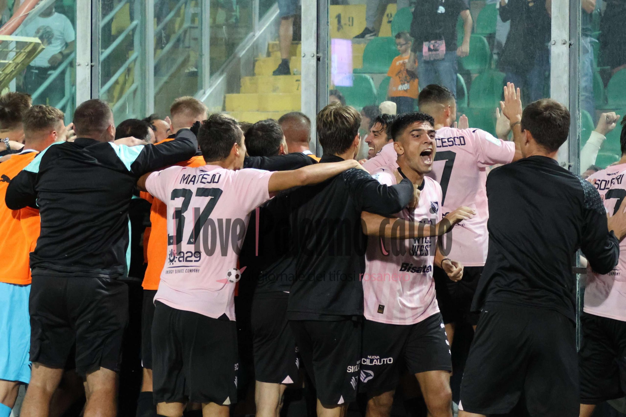 palermo spezia 2-2 (16) squadra esulta