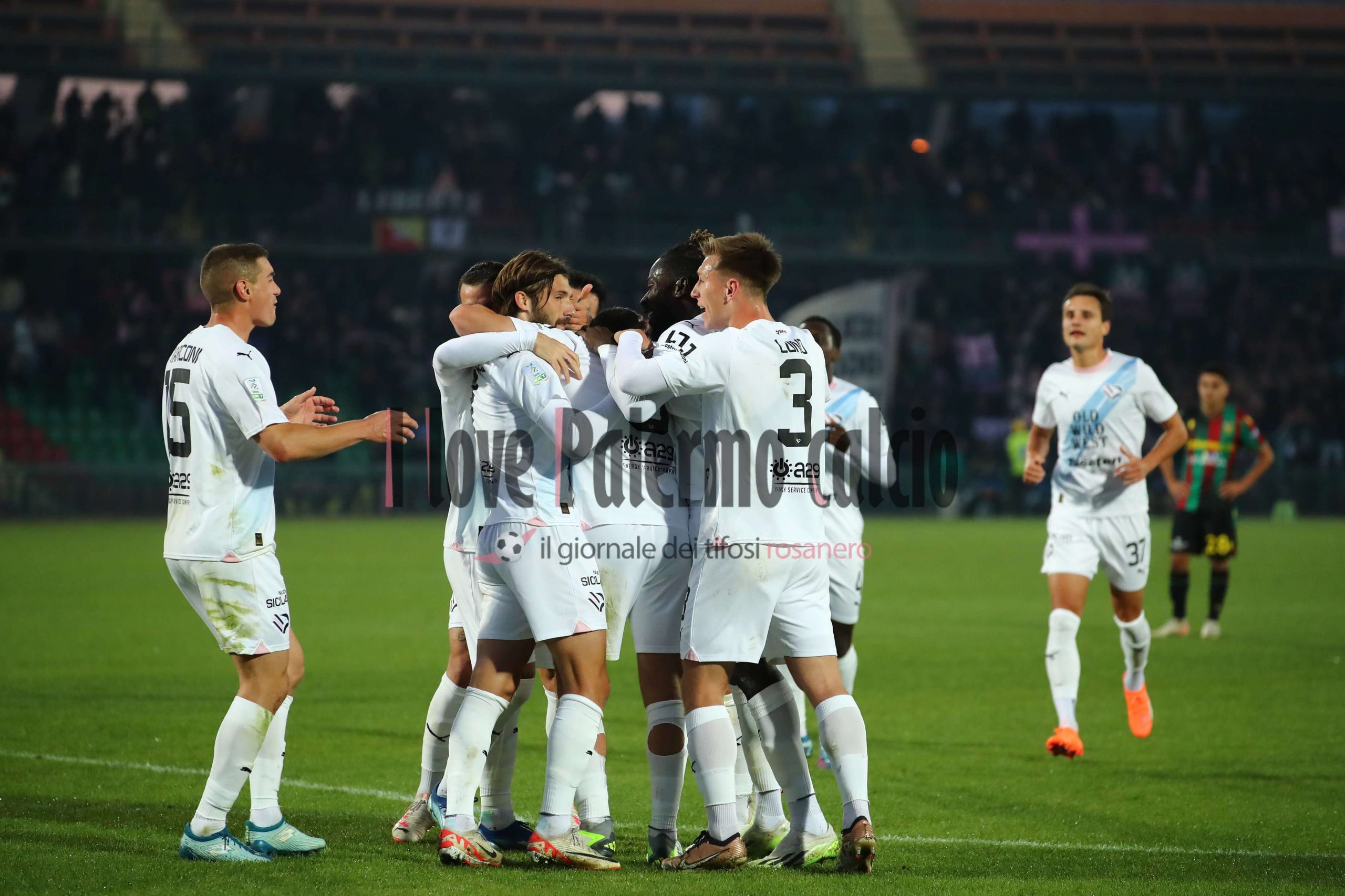 ternana palermo gol lucioni esultanza squadra