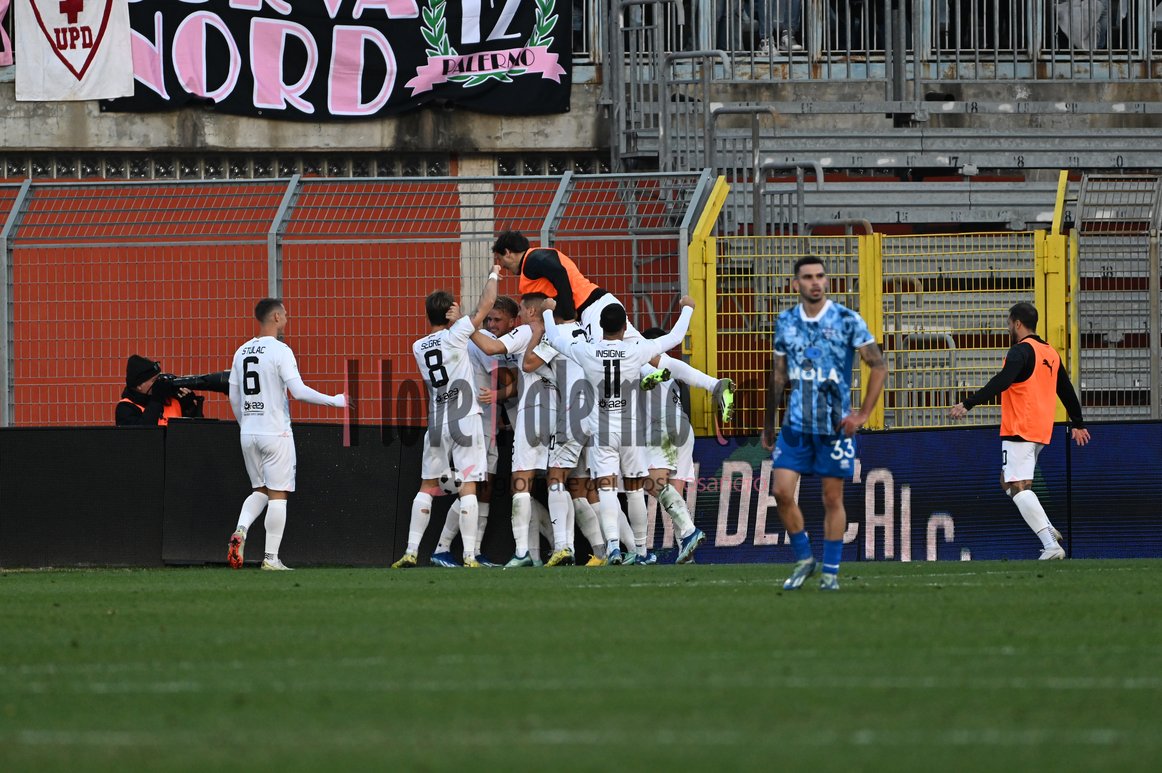 como palermo logo 3-3 (35) squadra esulta