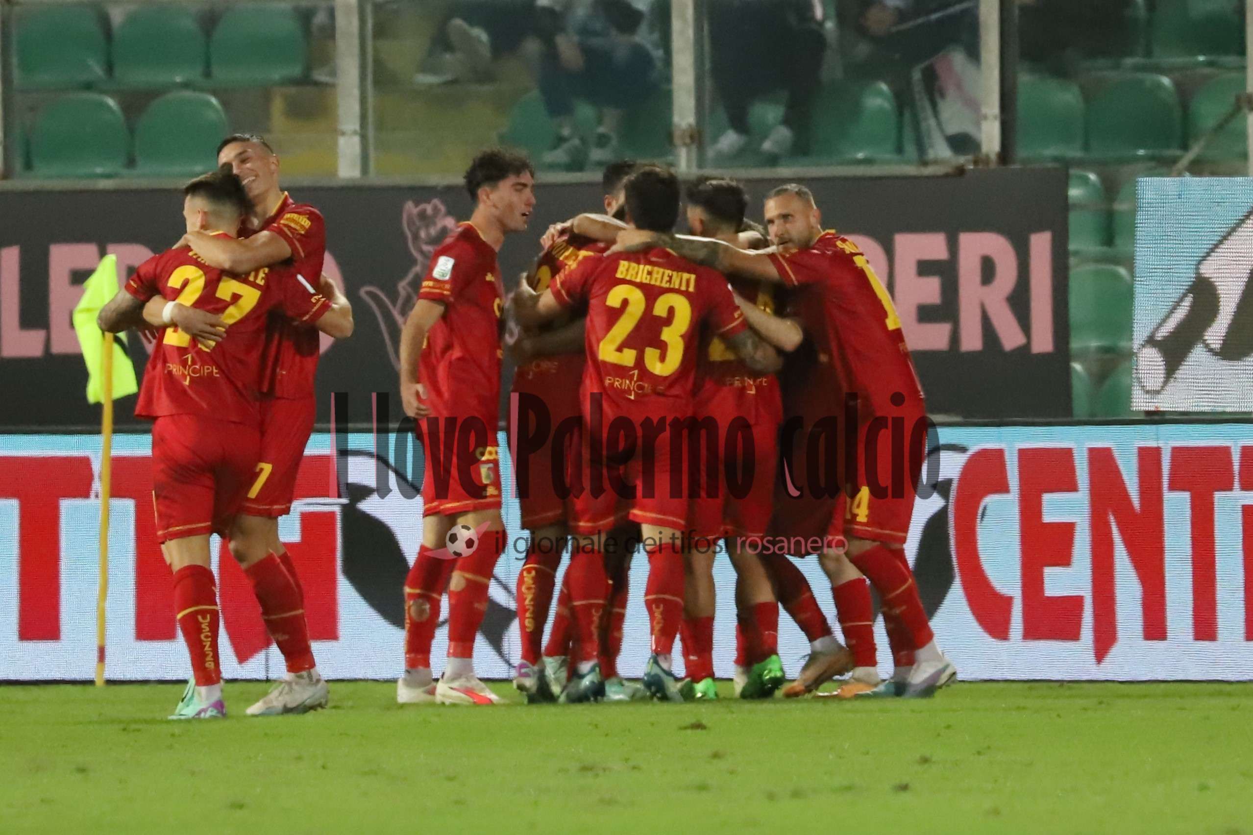palermo catanzaro (90) gol squadra esulta