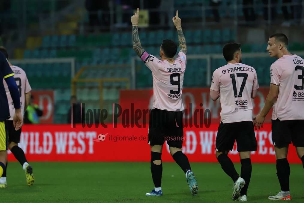 palermo modena 2-2 brunori gol esultanza squadra (1)