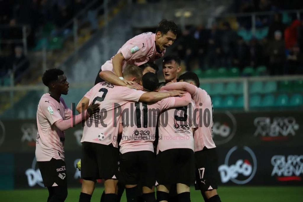 palermo modena 2-2 brunori gol esultanza squadra (3)