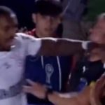 Clamoroso in Copa Sudamericana: Raul Gustavo impazzisce contro il guardalinee e lo colpisce (VIDEO)