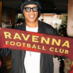 Ronaldinho dopo la firma con il Ravenna: «Non vedo l’ora di tornare a danzare con il pallone»