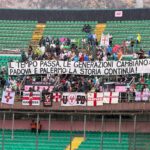 Palermo-Padova, lo striscione dei tifosi biancoscudati al Barbera: «Il tempo passa, le generazioni cambiano. La storia continua!»