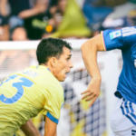 Serie A, il Frosinone stende il Como e sale a 10 punti. Prima vittoria del Parma: Genoa ko 2-1