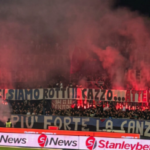 Pisa-Cremonese, fumogeni in campo: gara interrotta per due minuti