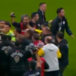 Galatasaray-Fenerbahce 2-1, Osimhen decide il derby con una doppietta. Rissa furiosa nel finale, interviene la polizia