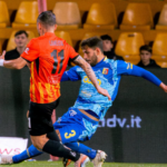 Serie B, Benevento raggiunto nel finale dal Catanzaro: un punto all’esordio per Mignani. La classifica aggiornata