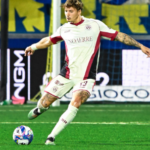 Serie B: la Carrarese supera l’Arezzo, il Verona vince nel finale contro la Juve Stabia. La classifica aggiornata