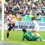 Serie B, Palermo batte la Carrarese 2-1 e vola a 22 punti: rosanero a +5 sul Mantova. La classifica aggiornata